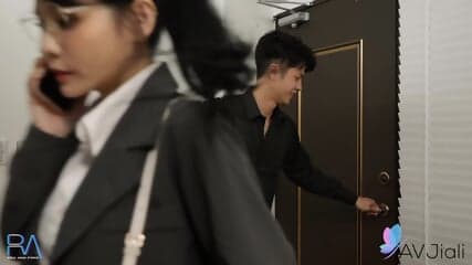 Chinese MILF Xian'erai Gets A Relaxing Massage In Pantyhose